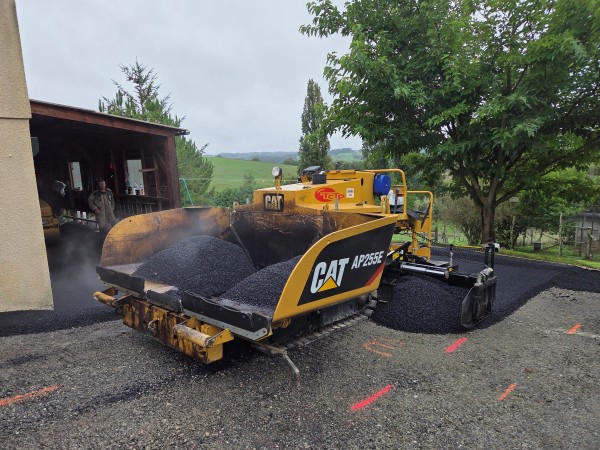 Location de matériel avec chauffeur de l'entreprise Sarl TCTP à Azerat en Dordogne, ouverture de table maximum à 3m20