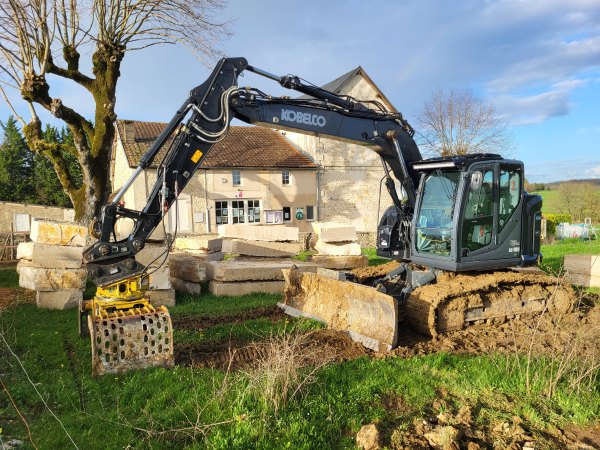Location de matériel de travaux publics de l'entreprise SARL TCTP à Azerat 24210 Kobelco Blade runner ED160BR avec pince de tri pour démolition, enrochement, défriche