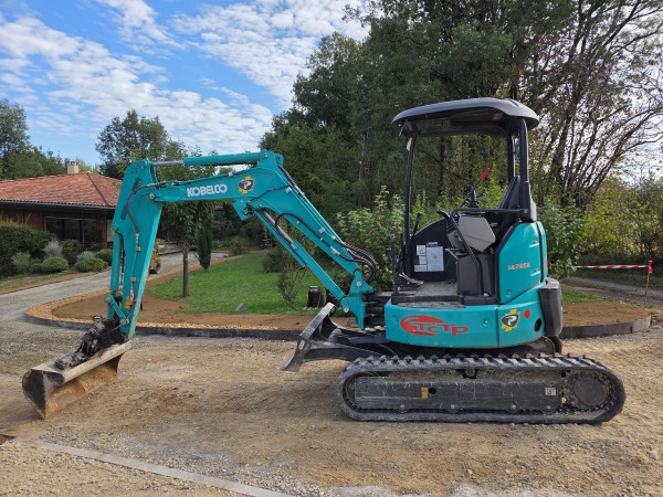 Location de matériel de l'entreprise TCTP mini pelle KOBELCO SK 28 SR de 2t8 avec brise roche hydraulique
