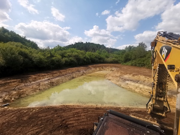 Terrassement avec une Caterpillar 320E d'un bassin pour irriguer des plantation type truffiers dans les parcelles d'un château réalisé par l'entreprise TCTP