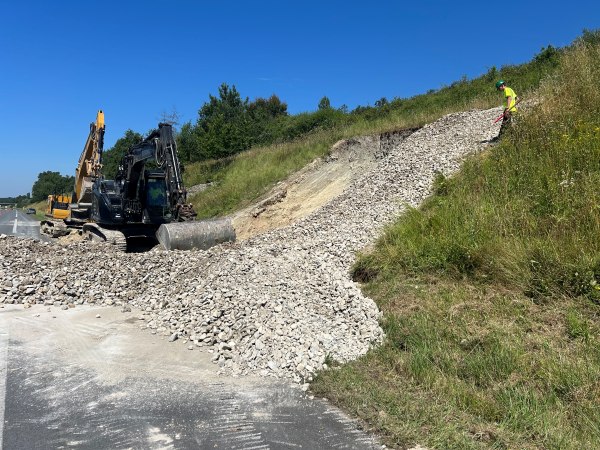 Réalisation d'un chantier sur les autoroutes à Libourne. purge de l'argile dans les talus et mise en œuvre de cailloux calcaire 40/80 pour drainer