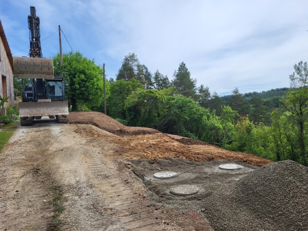 Aménagement de talus et pose de cuve de récupération d'eau pluviale en béton de 3000L chacune par l'entreprise SARL TCTP en Dordogne