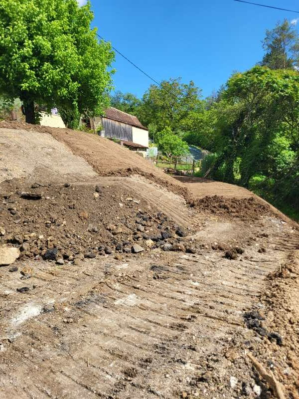 Mise en œuvre par l'entreprise SARL TCTP en Dordogne de remblai et de terre végétale d'apport dans un talus pour la création de petites plates formes dans le but de faciliter l'entretient