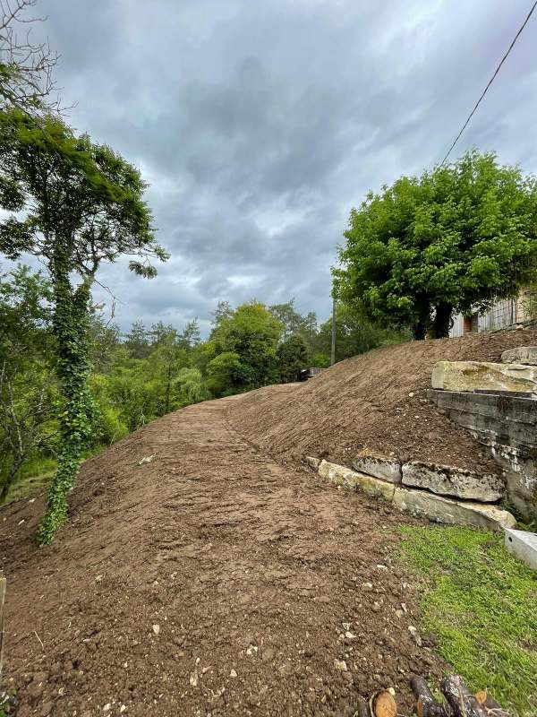 Résultat après l'aménagement avec des remblais et de la terre végétale d'apport d'un talus avec des risberme par l'entreprise SARL TCTP.