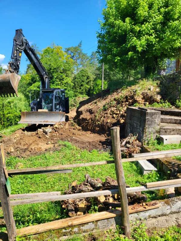 Terrassement avec une Kobelco Blade Runner pour l'aménagement de talus en risberme par l'entreprise SARL TCTP en Dordogne.