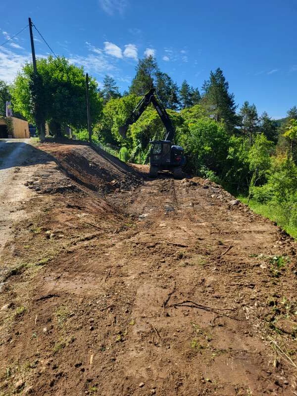 Apport de remblai pour l'aménagement de talus par l'entreprise SARL TCTP en Dordogne