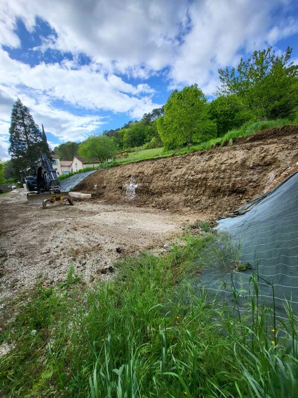 Terrassement par l'entreprise SARL TCTP en Dordogne de fouille d'ancrage pour un mur de soutènement en blocs d'enrochement de Limeyrat.