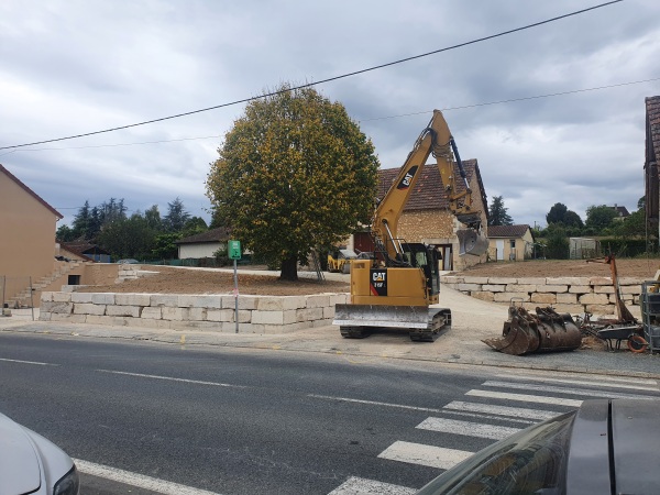 TCTP-24-BUREAU-DE-TABAC-FOSSEMAGNE-24210-TRAVAUX-AMÉNAGEMENT-TERRASSEMENT-PAYSAGER-BLOCS-ENROCHEMENT-LIMEYRAT-CATERPILLAR