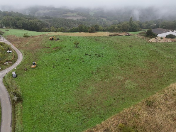 Photo au drone d'une parcelle agricole avant le démarrage du terrassement pour des bâtiments photovoltaïque par l'entreprise SARL TCTP