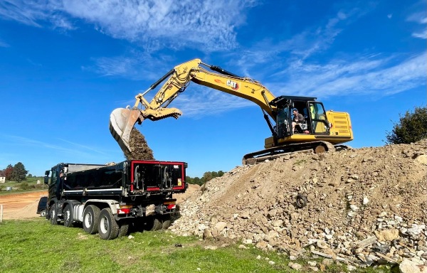 TCTP-24-CHANTIER-TERRASSEMENT-CHARGEMENT-CAMION-8X4-SCANIA-CATERPILLAR-320-NEXT-GEN