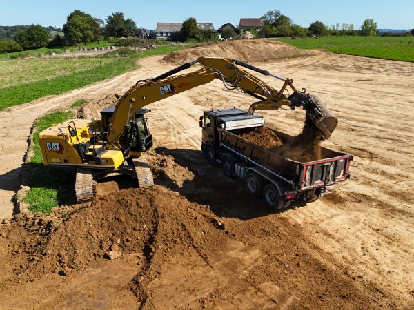 TCTP-24-CHANTIER-TERRASSEMENT-DÉCAPAGE-8X4-SCANIA-CAT-320