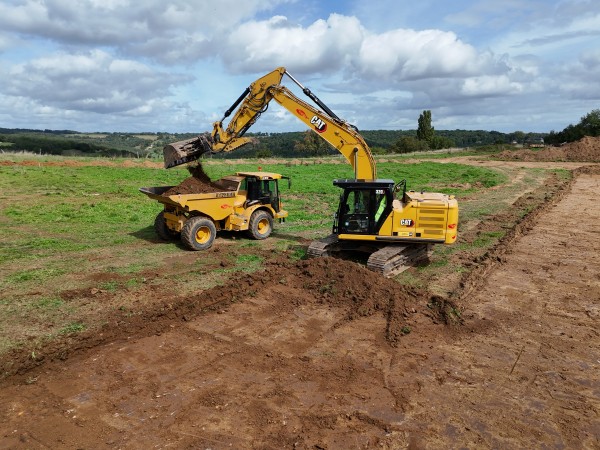 TCTP-24-CHANTIER-TERRASSEMENT-DÉCAPAGE-DUMPER-HYDREMA-CAT-320