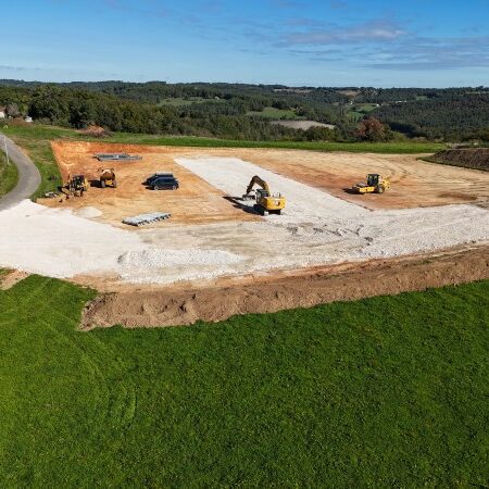 Photo au drone de la réalisation par l'entreprise SARL TCTP en Dordogne d'un chantier de terrassement et de l'empierrement des accès pour un bâtiment agricole photovoltaïque sur la commune de Fanlac 24290