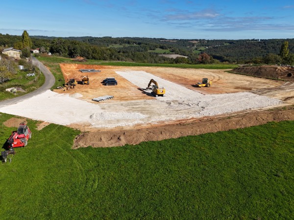Photo au drone de la réalisation par l'entreprise SARL TCTP en Dordogne d'un chantier de terrassement et de l'empierrement des accès pour un bâtiment agricole photovoltaïque sur la commune de Fanlac 24290