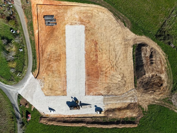 Réalisation par l'entreprise SARL TCTP en Dordogne d'un chantier de terrassement et de l'empierrement des accès pour un bâtiment agricole photovoltaïque sur la commune de Fanlac 24290