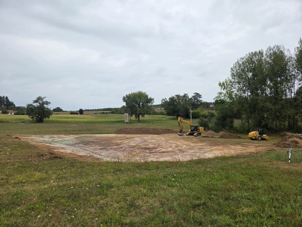 terrassement d'une plate forme en déblais pour la création de deux maisons neuve avec une pelleteuse 320 next gen Caterpillar et un cylindre v4 par l'entreprise SARL TCTP en Dodrdogne