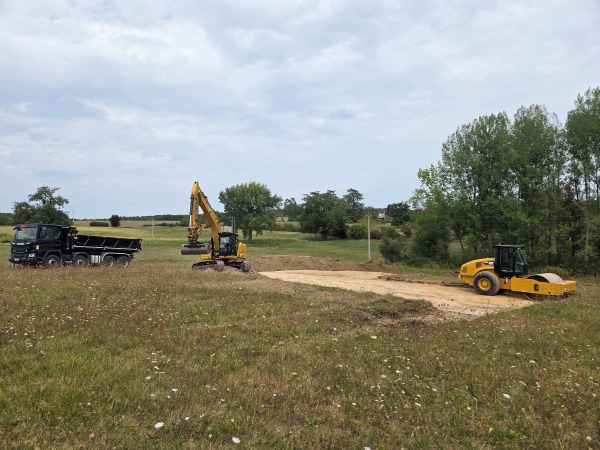 Décapage de la terre végétale et terrassement de maison neuve avec une pelleteuse de 20tonnes par l'entreprise SARL TCTP à Azerat en Dordogne