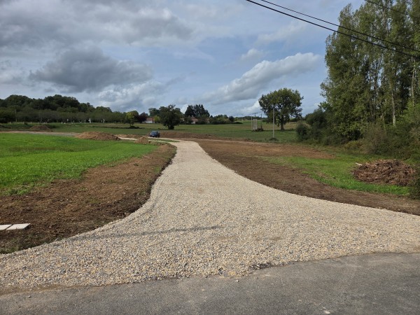 Création d'un chemin d'accès chantier en calcaire 0/80 pour la construction de deux maisons neuves à Saint Rabier par l'entreprise SARL TCTP en Dordogne