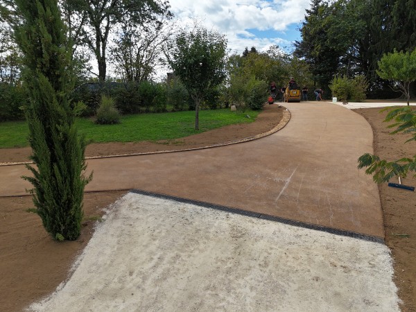 TCTP-24-COUR-ENROBÉ-BEIGE-APRÈS-CALCAIRE-CANIVEAU-GRILLE-FONTE