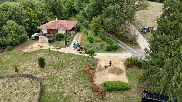 Terrassement à la mini-pelle et au bob à chenille pour la préparation d'une cour de maison individuelle à Rouffignac par l'entreprise SARL TCTP à Azerat en Dordogne