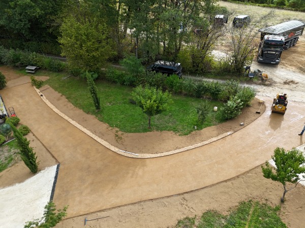 Mise en œuvre et cylindrage d'enrobé beige par l'entreprise SARL TCTP en Dordogne