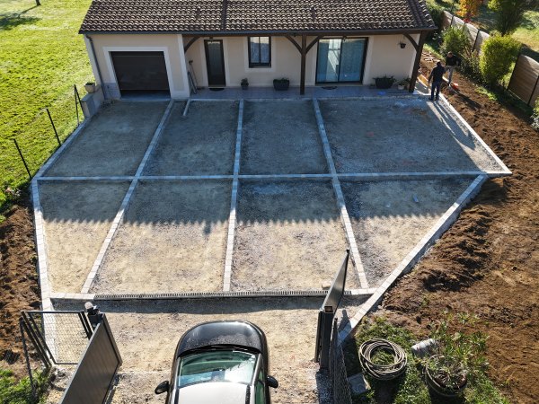 Aménagement de la cour d'une maison individuelle par l'entreprise SARL TCTP à Azerat en Dordogne avec la pose de pavés en pierre naturelle de Limeyrat