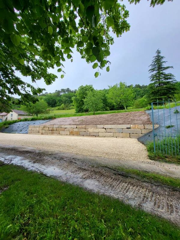 TCTP-24-ENROCHEMENT-AMÉNAGEMENT-PIERRE-NATURELLE-LIMEYRAT-MONTAGNAC-AUBEROCHE-TERRASSEMENT-TRAITEMENT-CHAUX-ÉBOULEMENT-DE-TALUS-KOBELCO-ED160BR