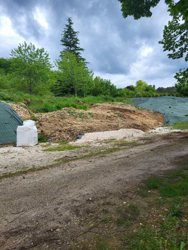Éboulement d'un talus sur un parking privé nécéssitant des travaux de terrassement par l'entreprise SARL TCTP à Azerat en Dordogne