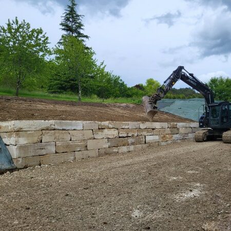 Réalisation par l'entreprise SARL TCTP en Dordogne d'un enrochement en pierre naturelle de Bontemps pour l'aménagement d'un parking après un éboulement de talus.