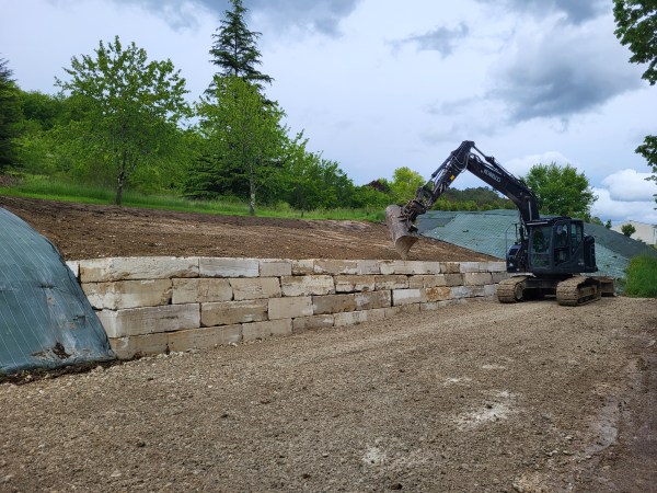 Réalisation par l'entreprise SARL TCTP en Dordogne d'un enrochement en pierre naturelle de Bontemps pour l'aménagement d'un parking après un éboulement de talus.