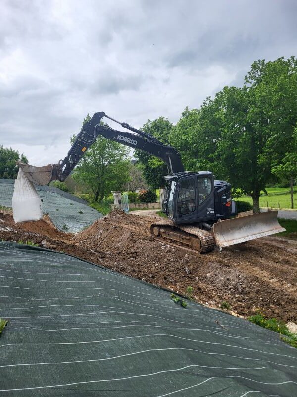 TCTP-24-ENROCHEMENT-SOUTAINEMENT-BACHE-DE-PAILLAGE-TERRASSEMENT-TRAITEMENT-CHAUX-ÉBOULEMENT-DE-TALUS-KOBELCO-ED160BR