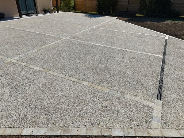 Aménagement de la cour d'une maison individuelle par l'entreprise SARL TCTP à Azerat en Dordogne