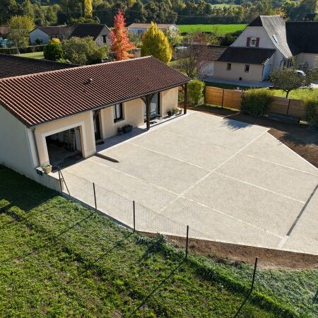 Réalisation de l'aménagement d'une maison individuelle par l'entreprise Sarl TCTP en Dordogne à azerat en béton désactivé beige petit galet