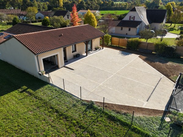 Réalisation de l'aménagement d'une maison individuelle par l'entreprise Sarl TCTP en Dordogne à azerat en béton désactivé beige petit galet