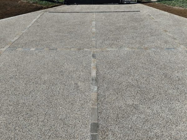 Aménagement en béton désactivé avec des pavés en pierre naturelle de Limeyrat de la cour d'une maison individuelle par l'entreprise SARL TCTP à Azerat en Dordogne