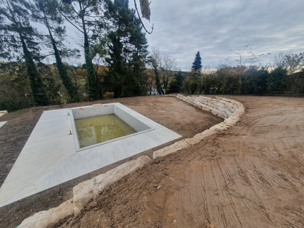 TCTP-24-TERRASSEMENT-PISCINE-CREUSÉE-PELLETEUSE-AMÉNAGEMENT-PARTICULIER-BLOCS-ENROCHEMENT