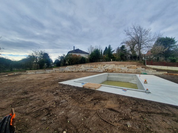 TCTP-24-TERRASSEMENT-PISCINE-CREUSÉE-PELLETEUSE-AMÉNAGEMENT-PARTICULIER-BLOCS-ENROCHEMENT-LIMEYRAT