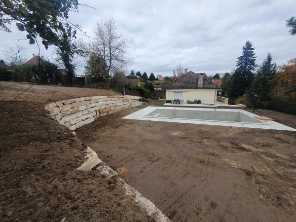 TCTP-24-TERRASSEMENT-PISCINE-CREUSÉE-PELLETEUSE-AMÉNAGEMENT-PARTICULIER-BLOCS-ENROCHEMENT-LIMEYRAT-MONTAGNAC-PÉRIGORD