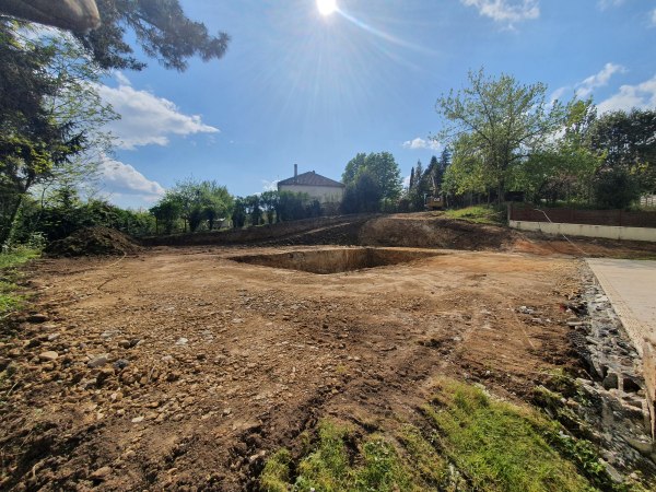Travaux de terrassements de piscine creusée avant l'intervention de l'entreprise de maçonnerie par l'entreprise SARL TCTP dans le Périgord 24